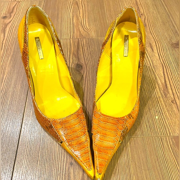 Gorgeous sleek Michael Antonio yellow pointed ‘snakeskin’ stiletto 3” heels - Picture 2 of 12